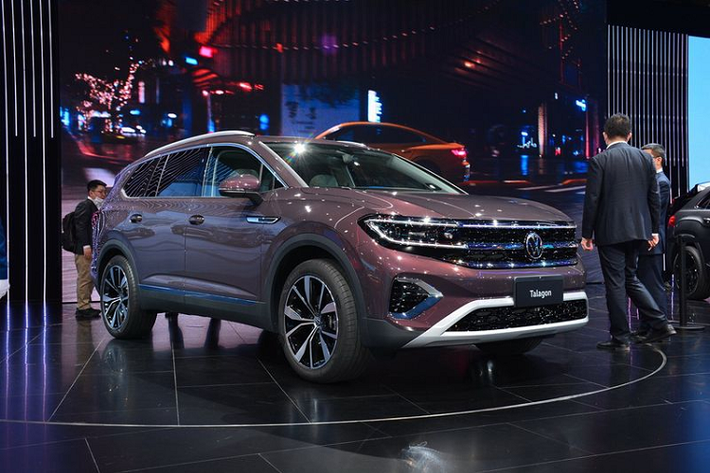 Talagon là mẫu SUV lớn nhất và cao cấp nhất của Volkswagen hiện tại, tuy nhiên, xe sẽ chỉ được bán độc quyền ở Trung Quốc. Chiếc SUV Volkswagen Talagon hoàn toàn mới vừa được trình làng tại Triển lãm Ô tô Thượng Hải 2021.