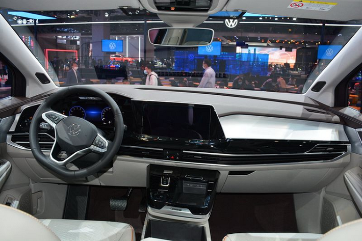 Về nội thất, Volkswagen Talagon có đủ chỗ ngồi thoải mái cho 6 hoặc 7 người lớn, tùy theo từng cấu hình xe. So sánh với Atlas, cabin của Talagon nhìn chung khá khác biệt, chỉ có kiểu dáng vô lăng ba chấu là giống nhau.