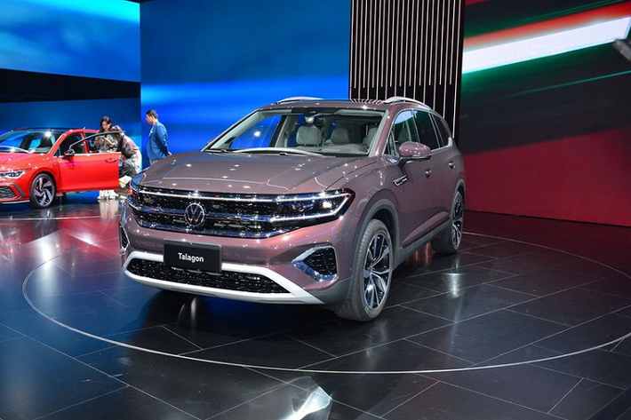 Với chiều dài tổng thể 5.152 mm, chiều rộng 2.002 mm và chiều cao 1.795 mm, Volkswagen Talagon 2022 mới dài hơn 112 mm, rộng hơn 12 mm và cao hơn 15 mm so với người anh em Atlas (hay còn có tên là Teramont ở Trung Quốc), trong khi đó, trục cơ sở của hai xe lại giống nhau, ở mức 2.980 mm.