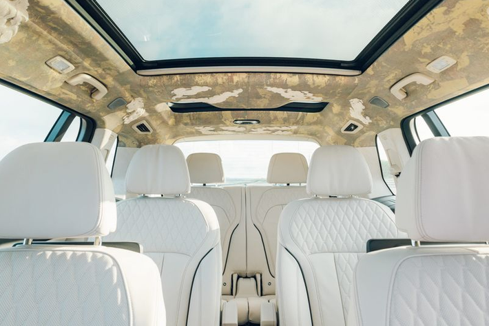Về truyền động, vì được xây dựng dựa trên biến thể 40d xDrive nên "trái tim" của BMW X7 Nishijin là khối động cơ dầu diesel tăng áp 3.0L 6 xi-lanh sản sinh công suất 335 mã lực và mô-men xoắn 700 Nm