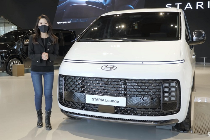 Tuần trước, mẫu MPV Hyundai Staria 2021 mới đã chính thức trình làng sau khoảng 1 tháng úp mở. Nó trông giống như một con tàu vũ trụ tới từ tương lai nhưng dựa trên những gì chúng ta được thấy trong ảnh, chiếc xe này có vẻ đã sẵn sàng bước vào dây chuyền sản xuất. Nhờ một video mới từ kênh YouTube “Motorgraph World”, một tạp chí ôtô lớn ở Hàn Quốc, chúng ta có một cái nhìn cụ thể hơn về mẫu MPV có thể chứa 9 hoặc 11 người này, và nhìn ngắm mọi tiểu tiết một cách trực quan.