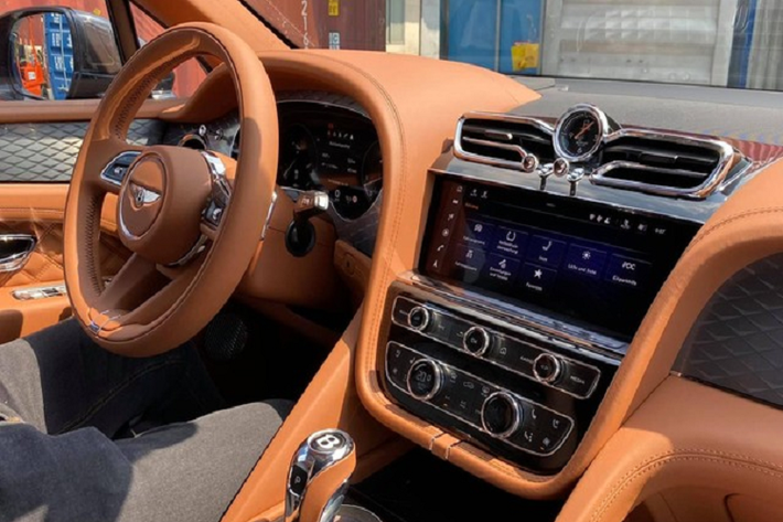 Chiếc SUV siêu sang Bentley Bentayga V8 đầu tiên về Việt Nam trong năm 2021 có ngoại thất sơn màu đen bí ẩn và nội thất bọc màu da bò. Ngoài ra, Bentayga V8 2021 này còn thuộc phiên bản First Edition và sở hữu nhiều tuỳ chọn cũng như ngoại thất nâng cấp thiết kế hoàn toàn so với Bentley Bentayga V8 đời 2019 trở về sau đang lăn bánh tại Việt Nam.
