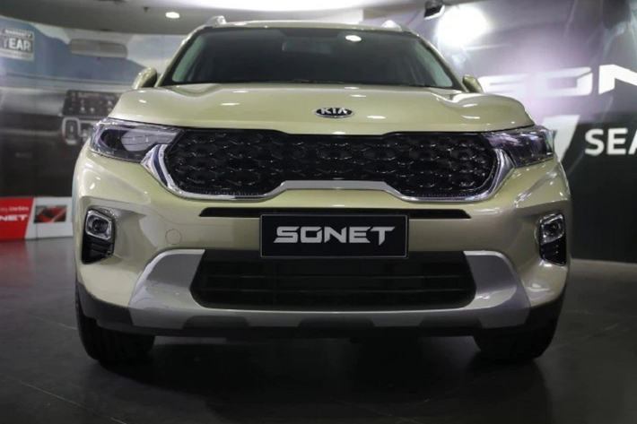 Tương tự như vậy, thiết kế ngoại thất của Kia Sonet 2021 mới cấu hình 7 chỗ cũng giữ nguyên so với bản 5 chỗ. Theo đó, xe được trang bị lưới tản nhiệt "mũi hổ" đặc trưng của thương hiệu Kia nhưng lại chịu ảnh hưởng từ văn hóa Ấn Độ với thiết kế giống ngà voi ở hai bên viền.