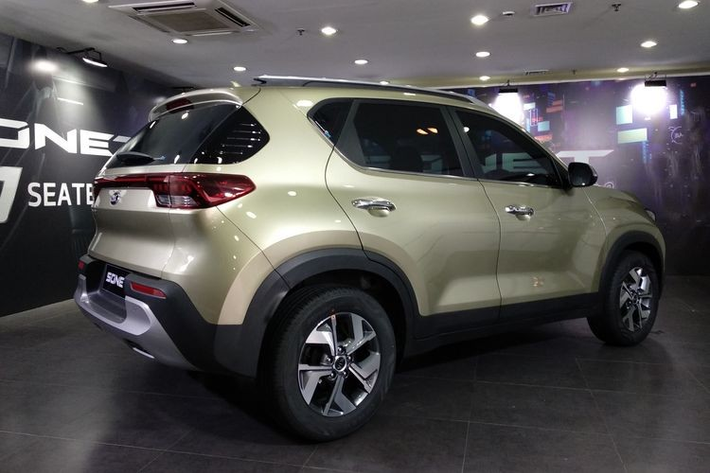 Tại thị trường Indonesia, giá xe Kia Sonet 7 chỗ được bán với mức dao động từ 199,5 - 296 triệu Rupiah (317 - 470 triệu đồng). So với mức giá 193 - 289 triệu Rupiah (khoảng 306 - 459 triệu đồng) của bản 5 chỗ, Kia Sonet 7 chỗ đắt hơn một chút.