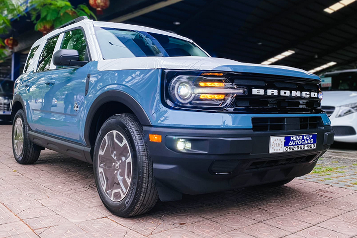 Ra mắt lần đầu vào cuối tháng 7 năm ngoái. Ford Bronco Sport 2021 mới là một biến thể 5 cửa của dòng SUV Ford Bronco thế hệ mới. Tại thị trường Mỹ, “Bronco” vốn dòng xe có lịch sử lâu đời và nổi tiếng của Ford. Đây chính là lý do hãng Ford “hồi sinh” dòng xe SUV này.