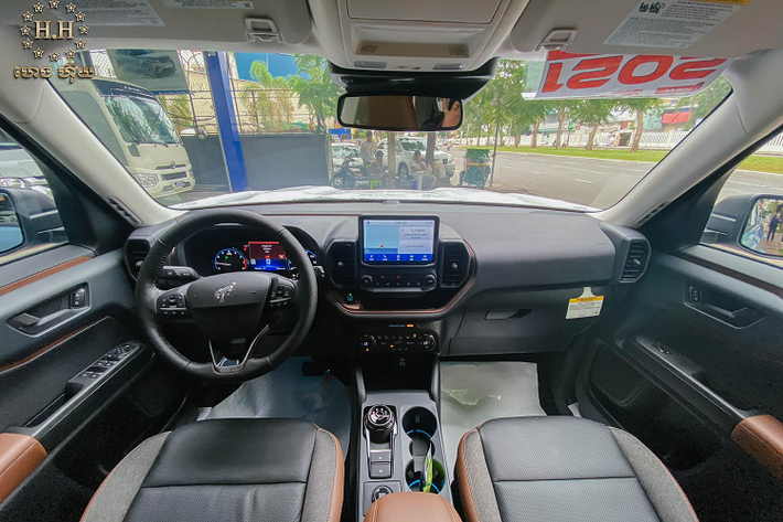 Mẫu xe SUV Ford Bronco Sport 2021 có kích thước (DxRxC) 4.387 x 2.088 x1.890 mm, đi kèm với chiều dài cơ sở 2.670 mm. Kích thước Bronco Sport tương đương với Hyundai Tucson.