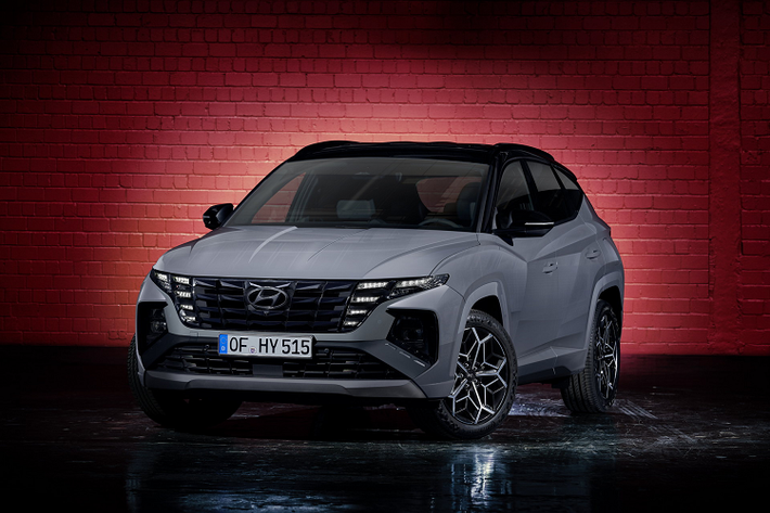 Di chuyển sang hai bên thân xe, mẫu cossover Hyundai Tucson N Line sở hữu tấm ốp cùng màu thân xe, những điểm nhấn trang trí màu đen bóng và chụp gương màu đen Phantom Black. Bộ mâm hợp kim 19 inch với các hoạ tiết tham số tương tự như lưới tản nhiệt trông rất bắt mắt.