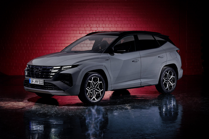 Về thiết kế ngoại thất, mặt trước của Hyundai Tucson N Line 2022 mới nổi bật với lưới tản nhiệt hầm hố đã được tinh chỉnh so với phiên bản tiêu chuẩn theo hướng rộng hơn và cao hơn. Bên cạnh đó, xe còn được trang bị cản trước thể thao hơn với khe hút gió lớn hơn. Xe cũng được trang bị tấm chống trượt màu bạc sáng và viền đèn pha màu đen.