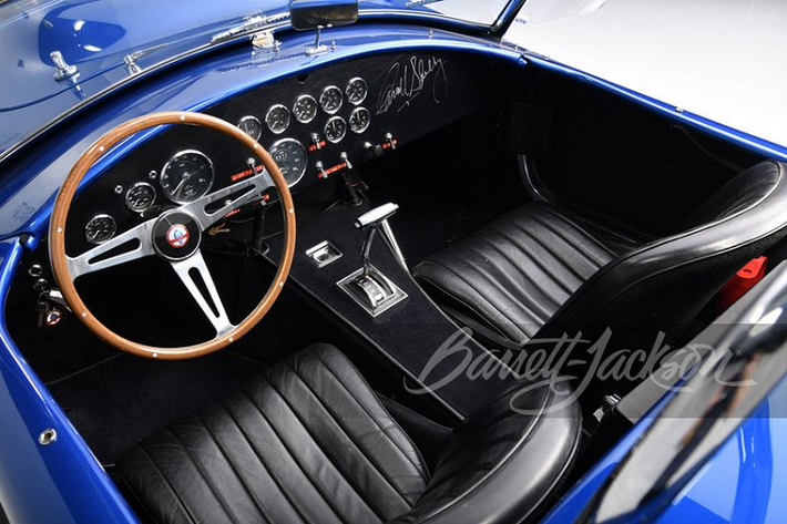 Theo Barrett-Jackson - lễ hội đấu giá thường niên ở Mỹ, ban đầu Shelby Cobra 427 Super Snake này chỉ là một trong số ít những chiếc Competition Cobra Roadster được chế tạo và tham gia một chuyến đi quảng bá ở châu Âu.