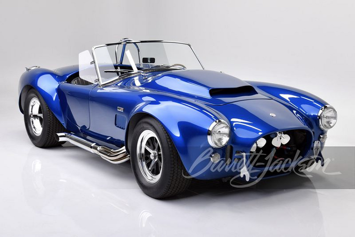 Chiếc Shelby Cobra đắt nhất thế giới hiện tại số khung CSX 2000 - được bán đấu giá vào năm 2016 với số tiền lên đến 13,75 triệu USD (khoảng 303 tỷ đồng khi đó). Như vậy, nếu muốn "soán ngôi" Cobra đắt nhất từng được bán thì chiếc Shelby Cobra 427 Super Snake 1966 số khung CSX 3015 này cần có giá hơn 303 tỷ đồng.