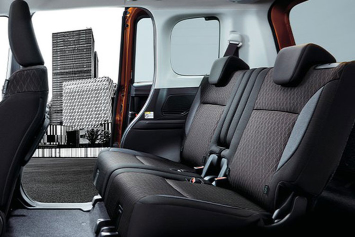 Dù ở bản nào, Mitsubishi Delica D:2 2021 cũng được trang bị nội thất 5 chỗ ngồi với hàng ghế thứ 2 có thể dịch chuyển lên/xuống trong khoảng cách 165 mm. Ngoài ra, ghế còn có thể ngả về phía sau đến 65 độ.