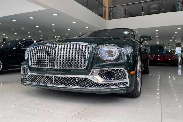 Động cơ này sẽ đồng hành cùng hộp số tự động ly hợp kép ZF 8 cấp, nhờ đó, xe siêu sang như Bentley Flying Spur First Edition có thể tăng tốc từ vị trí xuất phát lên 100 km/h trong thời gian chỉ 4,1 giây và đạt vận tốc tối đa 318 km/h.