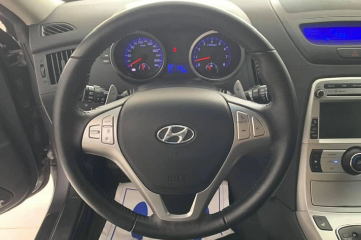 Bên dưới nắp ca-pô Hyundai Genesis Coupe là động cơ 4cyl thẳng hàng, dung tích 2.0L tăng áp cho công suất tối đa 210 mã lực tại 6.000 vòng/phút và mô-men xoắn cực đại 302Nm tại 2.000 vòng/phút. Sức mạnh được truyền xuống cầu sau (RWD), thông qua hộp số tự động 5 cấp (5AT).