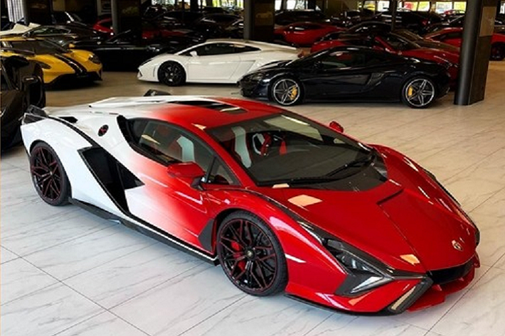 Mới đây, đại lý Lamborghini Porrentruy, nằm trên con đường Le Voyeboeuf 1A, 2900 Porrentruy, ở Thụy Sĩ đã khoe mới nhận bàn giao chiếc siêu xe Lamborghini Sian với cách phối màu độc nhất thế giới.