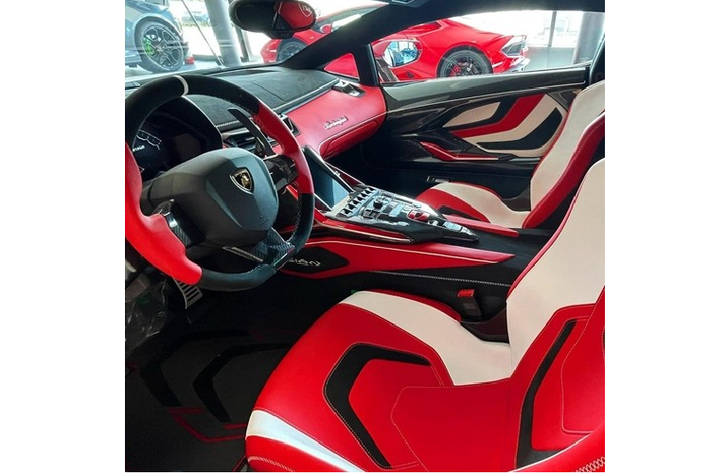 Hãng siêu xe Ý đưa ra mức giá xe Lamborghini Sian của mình với con số lên đến tận 3,6 triệu đô la, tương đương 82,2 tỷ đồng. Tuy nhiên, Lamborghini Sian vẫn dựa trên cơ sở gầm bệ của Aventador, xe trang bị khối động cơ xăng V12, hút khí tự nhiên, dung tích 6,5 lít nhưng tạo ra công suất tối đa 774 mã lực.