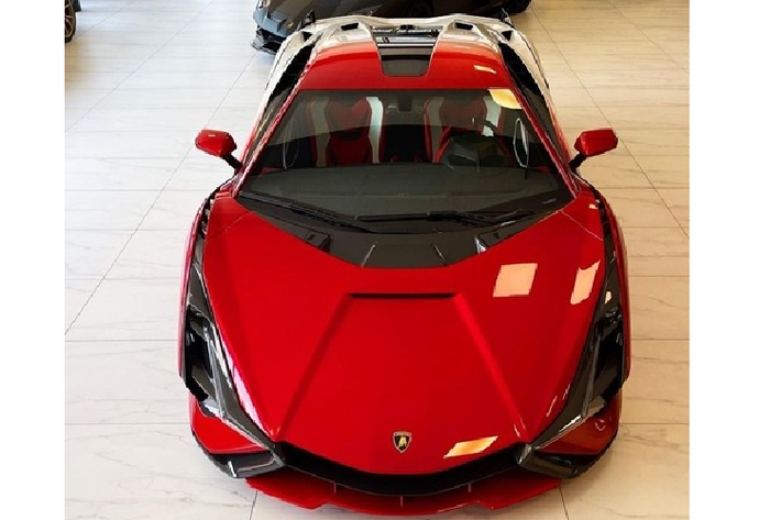 Lamborghini luôn biết cách làm hài lòng các thượng đế thích siêu xe giới hạn mà giá bán phải cực đắt đỏ khiến cho không phải ai cũng dám chi tiền khủng để chơi. Trong năm 2021 này, hãng siêu xe Ý sẽ phải bàn giao đủ 63 chiếc Lamborghini Sian giới hạn cho các đại lý để đến tay những khách hàng VIP của mình.