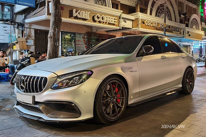 Mercedes-AMG C63 S Edition 1 tại Việt Nam thu hút mọi người xung quanh bởi kiểu dáng thể thao và màu sơn bạc Iridium Design sang trọng, tinh tế. Trước đây, xe sở hữu lưới tản nhiệt 2 nan mạ crôm bạc với ngôi sao 3 cánh ở chính giữa, nhưng hiện đã được thay bằng loại nan dọc giống các mẫu AMG mới.