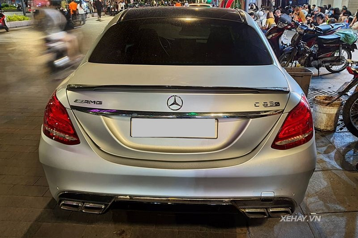 Ở bên trong, xe được trang bị nhiều tính năng khác hẳn với C-Class thông thường, có thể kể đến như ghế ngồi thể thao, vô lăng đáy phẳng và bệ điều khiển trung tâm được ốp carbon với logo AMG chính giữa.