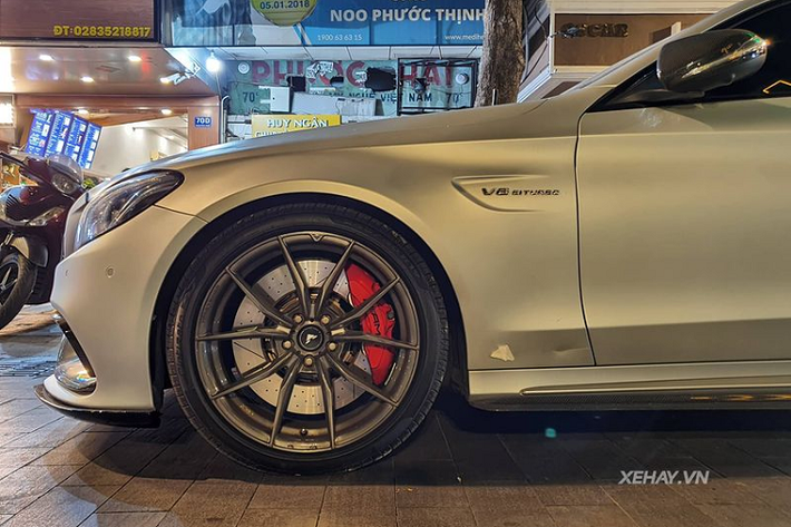 Một số bộ phận trên mẫu xe sang Mercedes-AMG C63 S Edition 1 được làm từ sợi carbon để tối ưu trọng lượng, tăng tính khí động học cho xe, bao gồm líp trước, cánh gió sau...