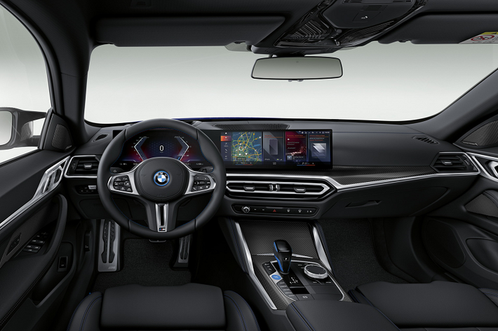 Theo BMW, i4 M50 có thể đạt tốc độ 100km / h trong 3,9 giây (i4 tiêu chuẩn: 5,7 giây) trước khi đạt tốc độ tối đa 225 km / h (i4 tiêu chuẩn: 190km/h).Trong khi đó, M3 2021 mới nhất tăng tốc từ 0-96 km/h trong 4,1 giây và giảm xuống 3,8 giây ở bản Competition.