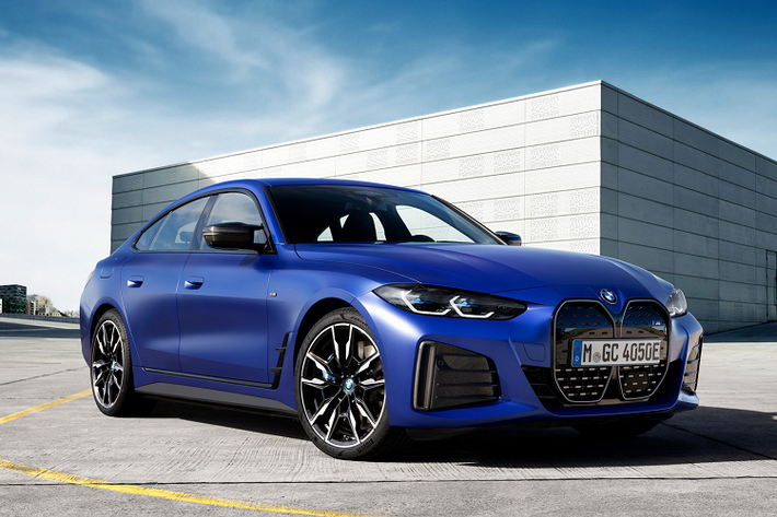 BMW i4 M50 2022 mới đánh dấu sự kết hợp lần đầu tiên của 2 thương hiệu xe điện i và thương hiệu hiệu suất cao M. Được hoàn thiện trong màu Frozen Portimao Blue, nổi bật với các đường viền đen nhám và chi tiết carbon, BMW i4 M50 2022 được cho là sở hữu thiết kế kết hợp giữa sự hung hãn của thương hiệu M và sự tinh tế của xe điện.
