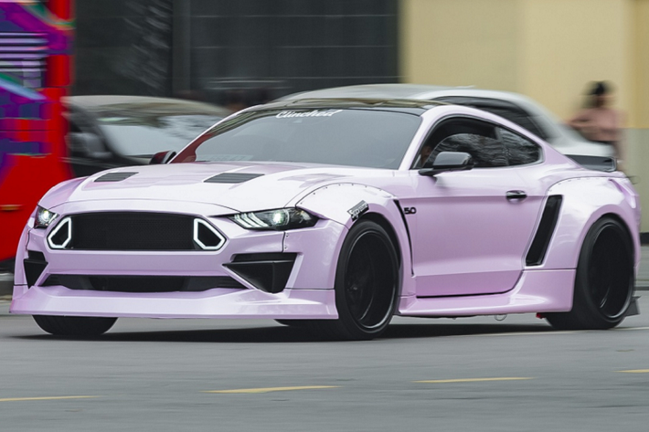 Ford Mustang GT 5.0 đời 2019 này thuộc sở hữu của được đại gia trẻ tuổi tại Hà Nội. Chiếc xe cơ bắp Mỹ từng có thời gian ở TP.HCM để lên gói độ bodykit của thương hiệu Clinched Flares. Xe được trang bị ống xả Akrapovic. Xe sử dụng động cơ hút khí tự nhiên V8, dung tích 5.0L, sản sinh công suất 460 mã lực.