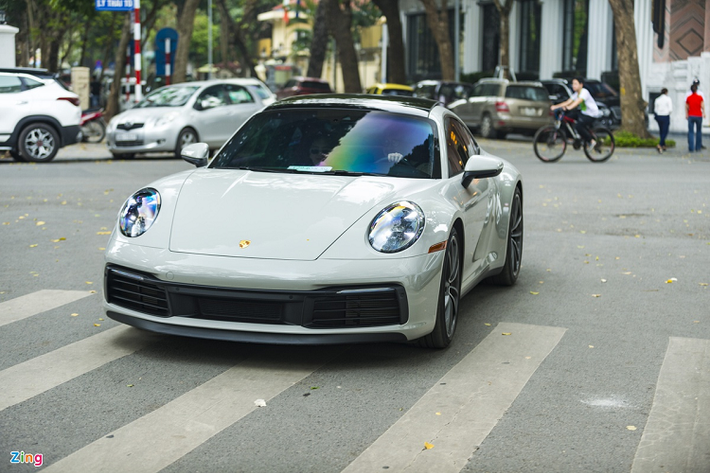 Ngoài ra, một số mẫu xe đáng chú ý khác xuất hiện dịp cuối tuần qua gồm Porsche 911 Carrers S có ngoại thất màu Crayon, Bentley Bentayga, Lexus LC 500...