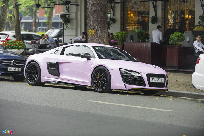 Tiếp theo là cặp đôi Audi R8 và Ford Mustang GT 5.0. Điểm thu hút của 2 xe là ngoại thất màu hồng phấn. Việc đổi màu 2 mẫu xe này được thực hiện bằng phương pháp dán decal. Cả 2 xe đều được thay đổi hệ thống ống xả, cho ra âm thanh uy lực hơn.