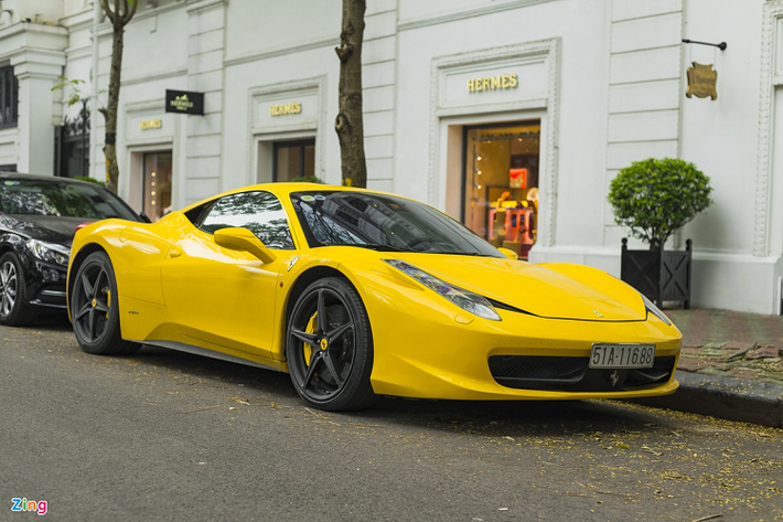 Nổi bật nhất trong dàn siêu xe tụ họp cuối tuần qua tại Hà Nội là chiếc siêu xe Ferrari 458 Italia màu vàng. Đây là chiếc 458 Italia từng tham dự hành trình siêu xe Car Passion đầu tiên vào năm 2011.
