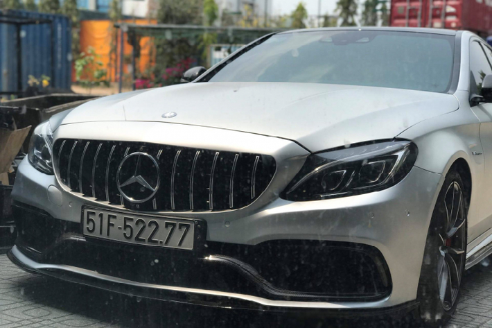 “Trái tim” của xe sang Mercedes-AMG C63 S Edition 1 sử dụng động cơ V8 dung tích 4.0L (3.982cc) tăng áp kép (Biturbo) cho công suất tối đa 510 mã lực tại 5.500 – 6.250 vòng/phút và mô-men xoắn cực đại 700Nm đại được tại dải vòng tua rất sớm từ 1.750 – 4.500 vòng/phút. Sức mạnh được truyền xuống cầu sau (RWD), thông qua hộp số tự động 7 cấp MCT AMGSPEEDSHIFT.