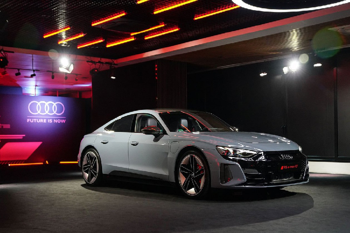Audi Thái Lan vừa chính thức cho ra mắt mẫu xe thể thao chạy điện Audi e-tron GT 2022 mới. Đây cũng là thị trường đầu tiên tại châu Á trình làng mẫu xe này, chỉ một tháng sau khi được ra mắt trực tuyến. Xe có 3 phiên bản gồm e-tron GT quattro, e-tron GT quattro Performance và RS e-tron GT quattro.