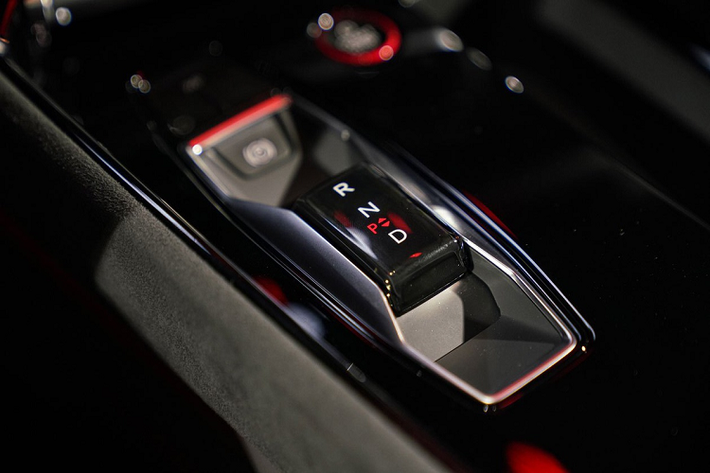 Những công nghệ an toàn và hỗ trợ lái có trên Audi e-tron GT gồm hệ thống cảnh báo chệch làn đường, cảnh báo điểm mù khi chuyển làn, cảnh báo giao lộ, cảnh báo quanh xe khi mở cửa và cảm biến lùi.