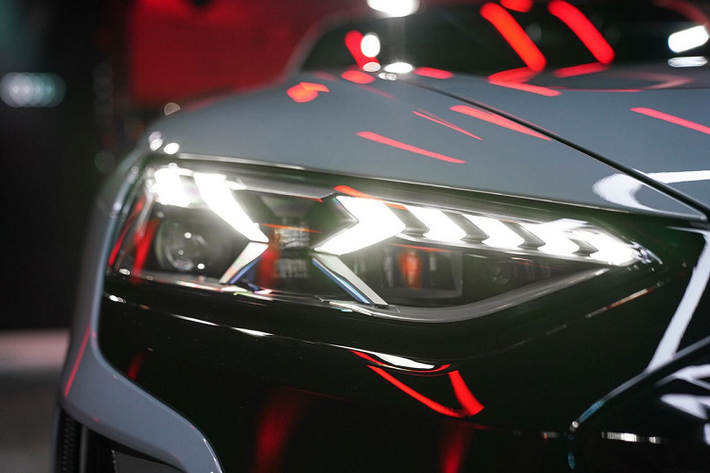 Phiên bản tiêu chuẩn Audi e-tron GT quattro được trang bị đèn pha LED ma trận, cụm đèn hậu LED, cửa sổ trời toàn cảnh và rèm tránh nắng. Mâm xe hợp kim 20 inch và kẹp phanh màu đen. Công suất của phiên bản này là 530 mã lực, mô-men xoắn 628,6 Nm. Khả năng tăng tốc 0-100 km/h trong 4,1 giây, tốc độ tối đa 245 km/h.
