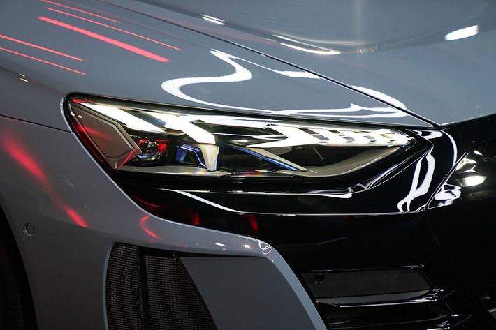 Trong khi đó bản cao cấp nhất là Audi RS e-tron GT quattro cũng được trang bị tương tự bản Performance, kẹp phanh màu đỏ và có thêm gói trang trí ngoại hình, bao gồm lưới tản nhiệt, ốp sườn và ốp gương màu đen bóng. Phiên bản này có khoang hành lý phía trước 85 lít và 350 lít phía sau.