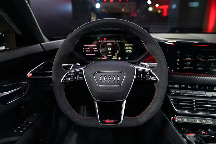 Khoang cabin được trang trí bằng chất liệu Matte Carbon Twill, da Alcantara đen chỉ đỏ, da Nappa Fine chỉ đỏ, bộ thảm đen trang trí chỉ đỏ, ghế trước Sports Pro trang trí họa tiết Honeycomb có chức năng thông hơi và massage, vô lăng thể thao. Ốp da Alcantara với logo RS và thêm tiện ích với màn hình Head-up.