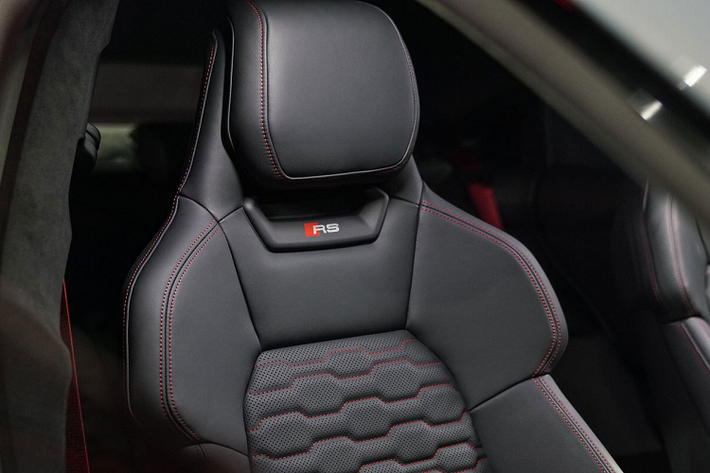 Audi RS e-tron GT quattro có công suất cực đại 646 mã lực, mô-men xoắn cực đại 828,6 Nm. Khả năng tăng tốc 0-100 km/h trong 3,3 giây, tốc độ tối đa 250 km/h. Giá xe Audi e-tron GT 2022 phiên bản cao cấp là 9,49 triệu baht (307.278 USD - khoảng 7,11 tỷ đồng), bản Audi e-tron GT quattro Performance có giá 6,79 triệu baht (219.854 USD - 5,09 tỷ đồng) và bản tiêu chuẩn có giá 6,39 triệu baht (206.903 USD - 4,7 tỷ đồng).