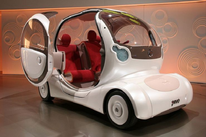 Nissan Pivo Chiếc xe concept này có thể dễ dàng bị nhầm lẫn với một chiếc xe chạy trên băng truyền trong công viên giải trí Nhật Bản. Nissan Pivo đã tự quảng cáo là một chiếc xe không cần phải xử lý các ngã rẽ. Các bánh xe (thay đổi từ 2 đến 4 ở các mẫu xe khác nhau) có thể điều chỉnh để quay xe đột ngột theo góc 90 độ mà không cần đi lùi. Hơn nữa, nội thất có thể quay xung quanh một cách tiện lợi. Nissan đã 3 lần cố gắng đưa Pivo vào thực tiễn nhưng tiếc là không thành công.
