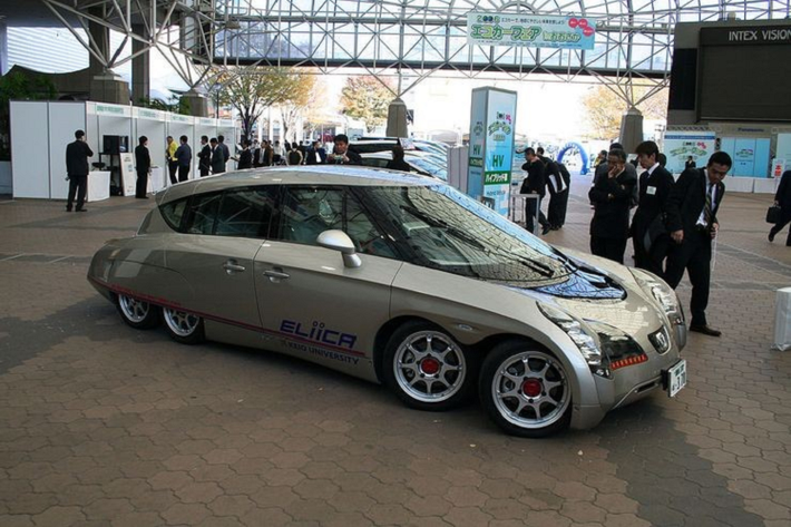 Ellica Ellica là cái tên viết tắt cho cụm từ “Electric Lithium-ion Car”, và được phát triển trong năm 2004 bởi một nhóm từ Đại học Keio. Tám bánh xe của nó nhỏ hơn nhiều so với xe tiêu chuẩn để bổ trợ hiệu suất. Mỗi bánh xe có chứa một động cơ 80 mã lực, qua đó giúp chiếc xe điện đạt tổng công suất 640 mã lực và gia tốc từ 0-96 km/h trong 4 giây. Nó đã đạt tốc độ tối đa 370 km/h trong khi thử nghiệm, nhưng dường như chi phí quá cao là nguyên nhân khiến chiếc xe 8 bánh tốc độ này không được đưa vào sản xuất.
