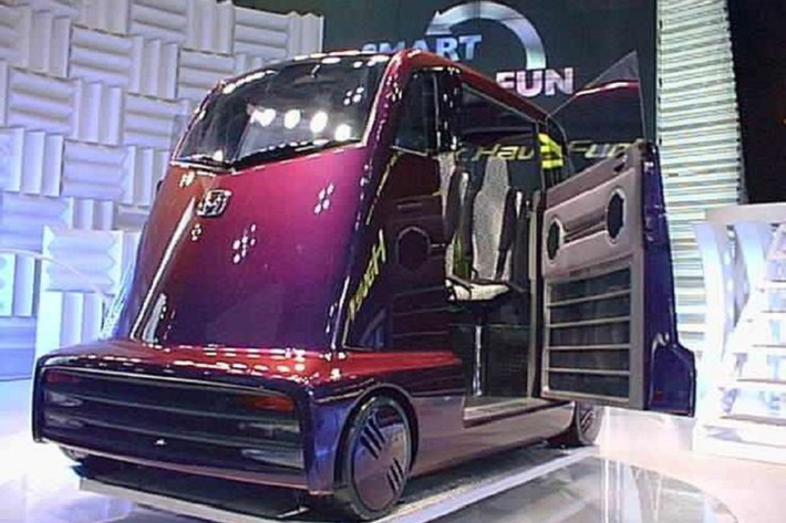 Honda Fuya-Jo Mẫu concept này trông như thể ai đó đã biến máy hút bụi thành ôtô vậy. Honda Fuya-Jo 1999 được thiết kế để nhắm tới người mua trẻ tuổi, nhưng thật khó để biết ai sẽ muốn nó. Tên của xe có nghĩa là "thành phố không ngủ" và hệ thống điều khiển trông giống như chỗ của DJ với bàn xoay. Trên thực tế, tài xế gần như phải đứng để điều khiển, và trong khi nó có hệ thống âm thanh tuyệt vời, nó lại chạy chậm hơn một chiếc xe đạp. Không bất ngờ, Honda nhanh chóng loại bỏ ý nghĩ đưa chiếc xe nào vào sản xuất.