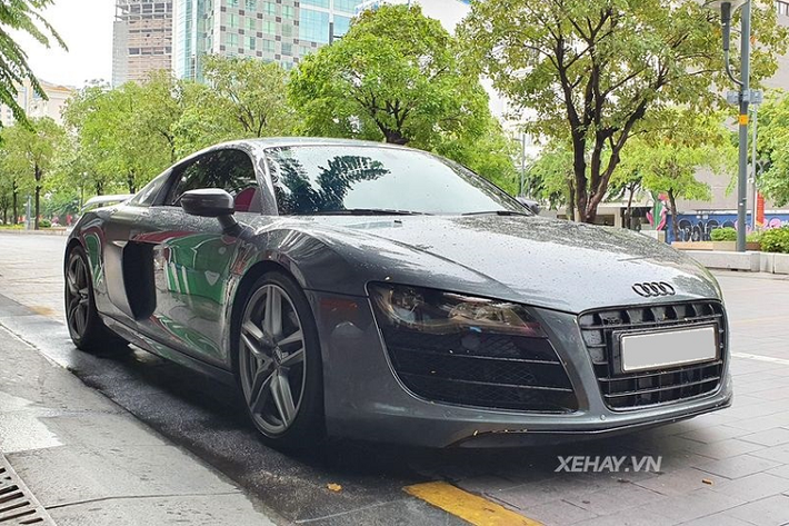 Được đưa về nước dưới dạng tư nhân vào đầu năm 2012, chiếc Audi R8 V10 đời đầu này có một trang bị "độc nhất vô nhị", không đụng hàng với bất kỳ siêu xe nào khác ở Việt Nam, đó là hộp số sàn 6 cấp S Tronic.