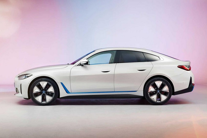 Các cửa sau không phải là sự thay đổi duy nhất so sánh với 4 Series Coupe vì i4 mới còn có tay nắm cửa tái thiết kế vẫn ở dạng chìm để tạo khí lưu tốt hơn. Chi tiết này không chỉ dành riêng cho bản xe điện vì những hình ảnh chụp trộm đã hé lộ 4 Series Gran Coupe sẽ áp dụng thiết kế tương tự để cải thiện tính khí động học.