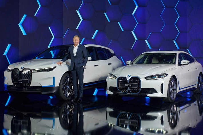 Ra mắt sớm hơn 3 tháng so với kế hoạch ban đầu, BMW i4 2022 chạy điện sẵn sàng sản xuất đã chính thức trình làng. Khoảng 1 năm sau bản concept, mẫu xe điện mới sẽ gia nhập hàng ngũ SUV iX3 và iX trong danh sách sản phẩm không khí thải đang ngày một dài hơn của thương hiệu xe Đức.