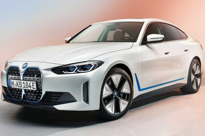 Phiên bản sản xuất trông gần như giống hệt với Concept i4, một điều không gây ngạc nhiên khi bản concept đó giống một nguyên mẫu cận sản xuất hơn là một chiếc xe trưng bày triển lãm với những chi tiết thiết kế phóng đại. Thông qua hình ảnh ở đây, ta có thể thấy nó có vẻ tương đồng lớn với BMW 4 Series Gran Coupe thế hệ mới, đặc biệt là vẻ ngoài.