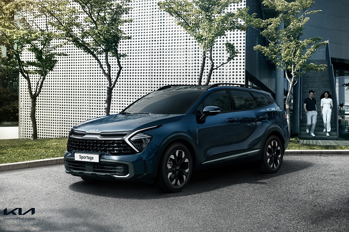 Trong khi đó, những trang bị an toàn của xe gồm có hệ thống hỗ trợ tránh va chạm phía trước (FCA), hỗ trợ lái xe trên cao tốc (HDA), hệ thống kiểm soát hành trình thông minh dựa trên định vị (NSCC), phát hiện điểm mù (BVM), hỗ trợ tránh va chạm trong điểm mù (BCA), hỗ trợ đỗ xe thông minh điều khiển từ xa (RSPA) và camera 360 độ.
