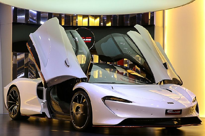 Mới đây, đại lý Al Ain Class Motors ở Dubai, nơi từng bán rất nhiều siêu phẩm cho các đại gia Việt như "Thần gió" Pagani Huayra của doanh nhân Minh nhựa, McLaren Senna của doanh nhân Hoàng Kim Khánh hay chiếc Porsche 918 Spyder mới về Việt Nam... đã có trong tay cực phẩm McLaren Speedtail đầu tiên.