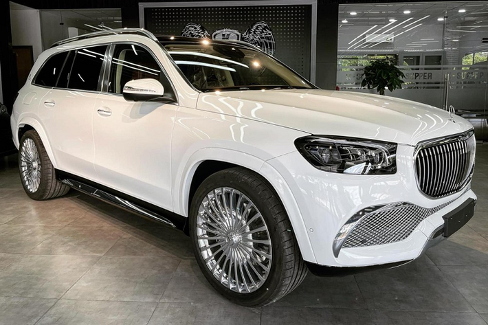 Xe có ngoại thấy màu trắng cùng với đó là nhiều chi tiết mạ crôm bóng loáng. Kích thước xe với chiều dài 5.205 mm và chiều dài cơ sở 3.135 mm. Để giúp khách hàng có thể phân biệt với GLS thường, Mercedes-Maybach GLS 2021 được trang bị lưới tản nhiệt đặc trưng với các nan nằm dọc, viền hốc gió, tấm ốp bảo vệ gầm dưới cản trước/sau và cột B mạ crôm sáng bóng cũng như nửa thân xe bên dưới màu đen bóng.