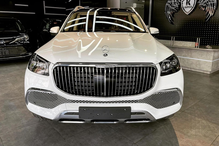 Dòng xe Mercedes-Maybach GLS 600 mới khi ngay khi về nước đã trở thành 1 trong những mẫu xe SUV siêu sang đáng quan tâm nhất cùng với những Aston Martin DBX hay Bentley Bentayga V8. Ước tính đã có hơn 10 chiếc Mercedes-Maybach GLS 600 xuất hiện tại Việt Nam với giá bán trên 16 tỷ đồng.