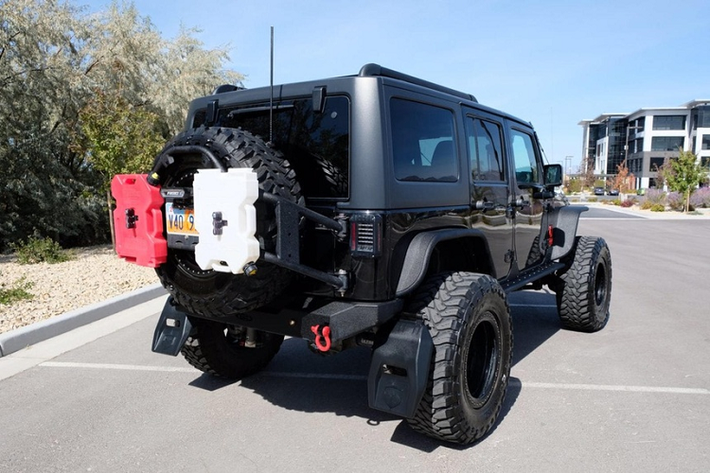 Điểm nhấn của chiếc Jeep Wrangler đời 2016 này là khối động cơ V6 3.6L được thay thế bởi cỗ máy V8 6.2L mã LS3 của Chevrolet. Động cơ này được trang bị trên 2 dòng xe thể thao nổi tiếng là Corvette và Camaro. Từ công suất tiêu chuẩn 430 mã lực, xưởng nâng cấp Jeep Bruiser Conversions có trụ sở tại Florida đã bổ sung thêm bộ siêu nạp kép để tăng sức mạnh lên đến 800 mã lực, gấp khoảng 2 lần so với động cơ nguyên bản