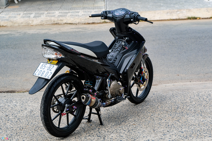 Bên cạnh đó, các bản độ dựa trên xe côn tay Yamaha Exciter đời này vẫn đều đặn ra đời. Mới đây, một người chơi xe tại Cần Thơ vừa hoàn thành bản độ Exciter với dàn nhựa hoàn toàn bằng carbon. Chiếc Exciter còn sở hữu dàn trang bị đắt tiền đi kèm.