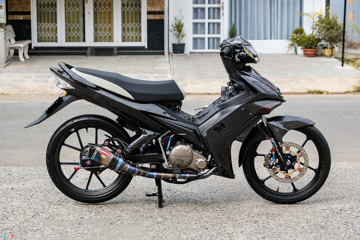 Ở phía dưới, xe sử dụng mâm trước đến từ BRT trong khi mâm sau là thương hiệu Daytona. Bộ mâm mới có giá khoảng 20 triệu đồng.